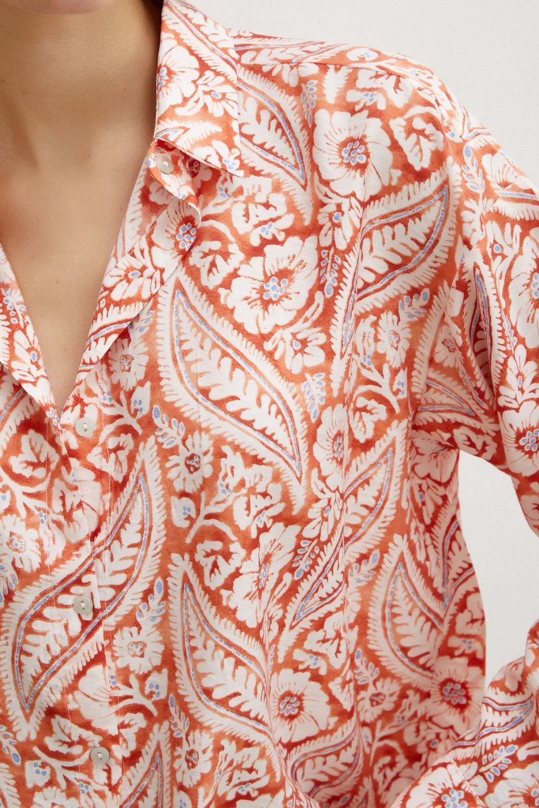 قميص بنمط الشال من الحرير المودال باللون البرتقالي