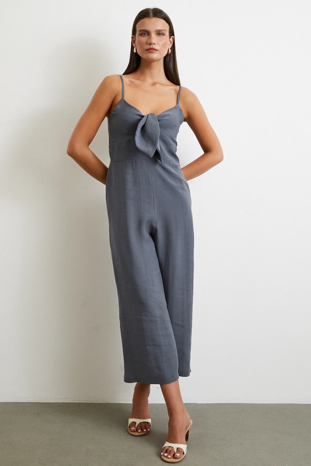 فستان براني مع زخارف عقدة