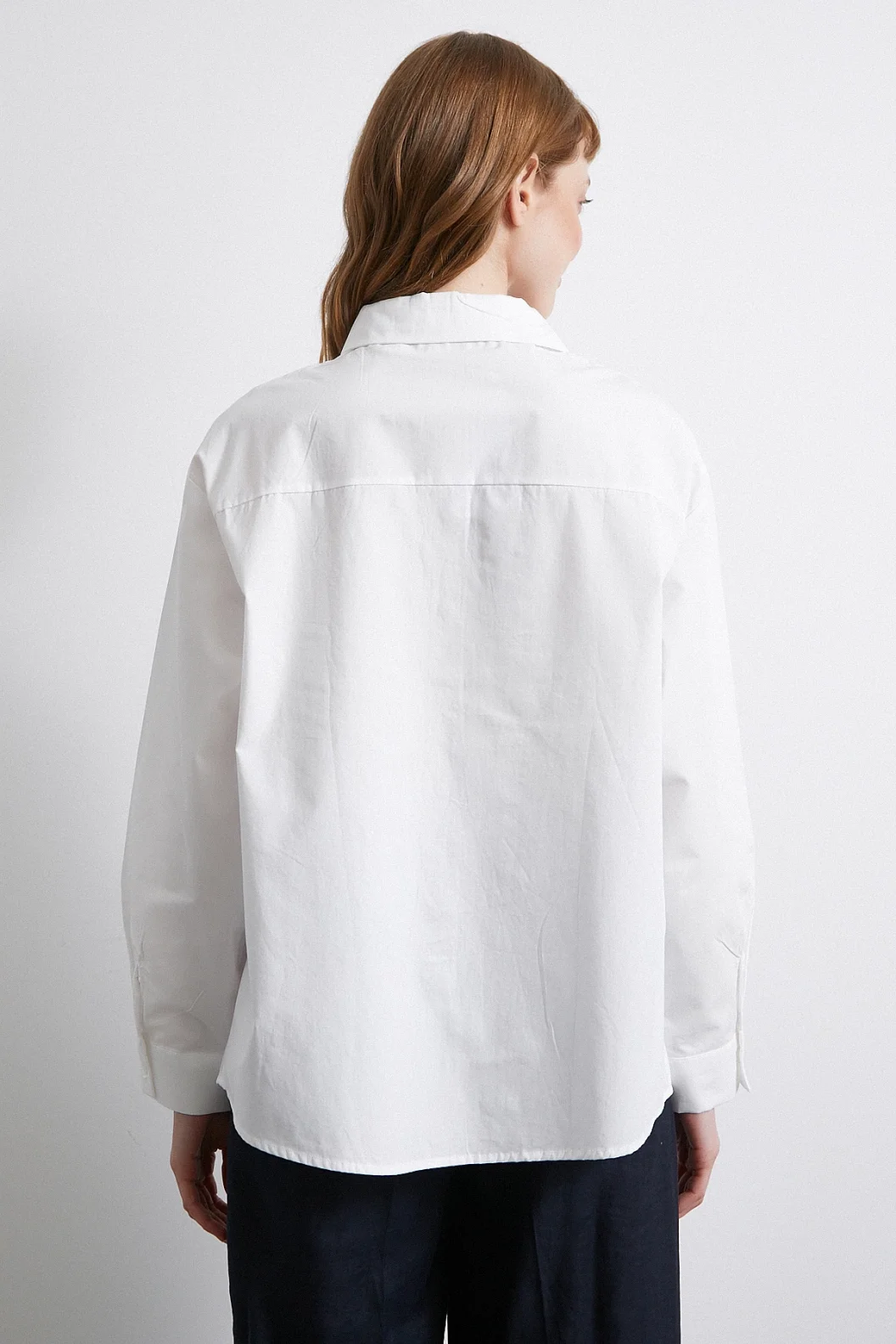 قميص بتفاصيل حجرية أبيض