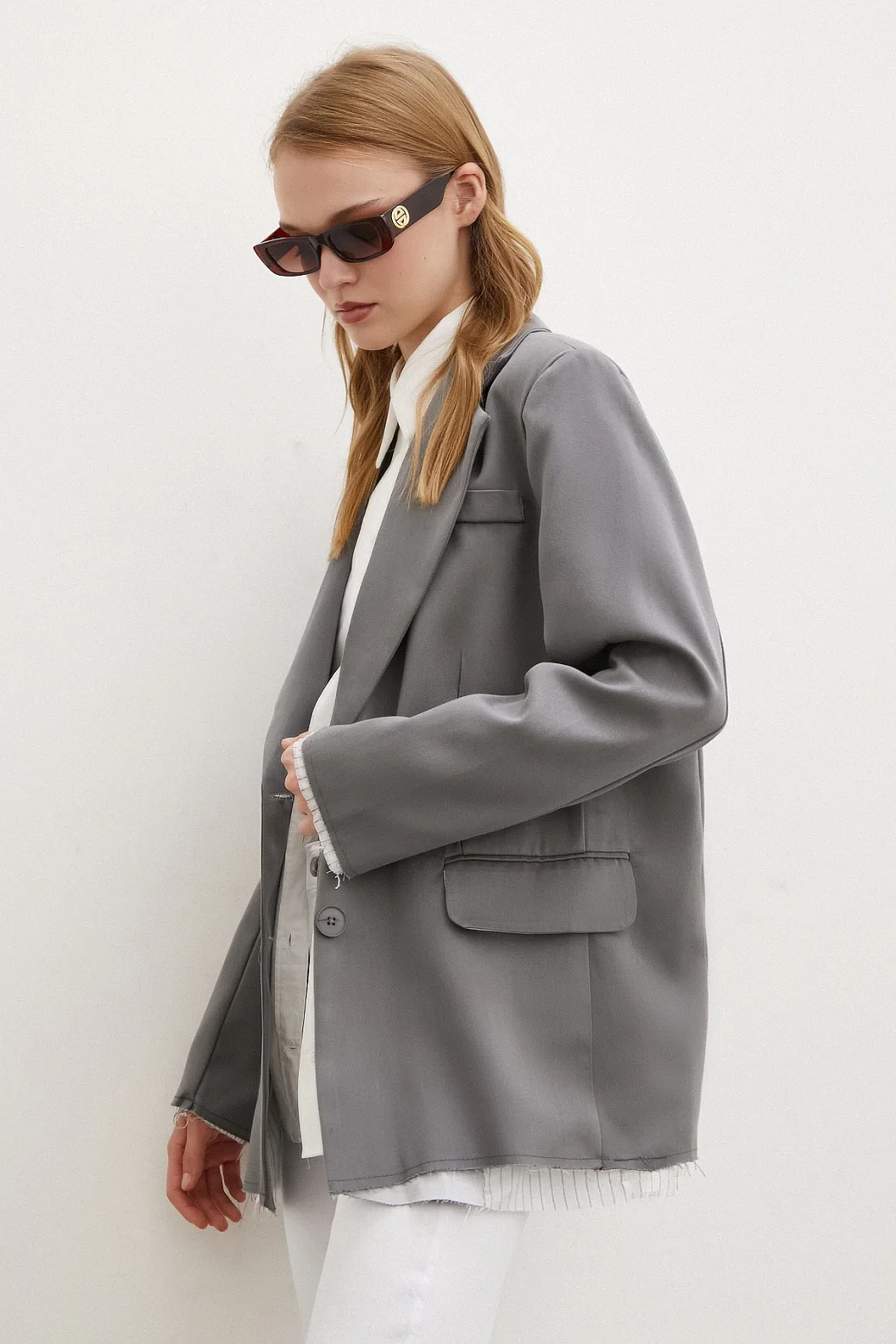معطف بليزر بتفاصيل قصيرة وغطاء للهاتف الخليوي باللون الرمادي