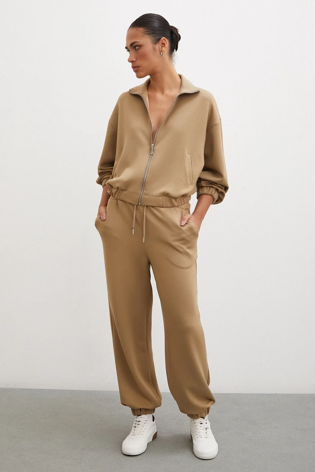 سويتشيرت بسحّاب لون جملي