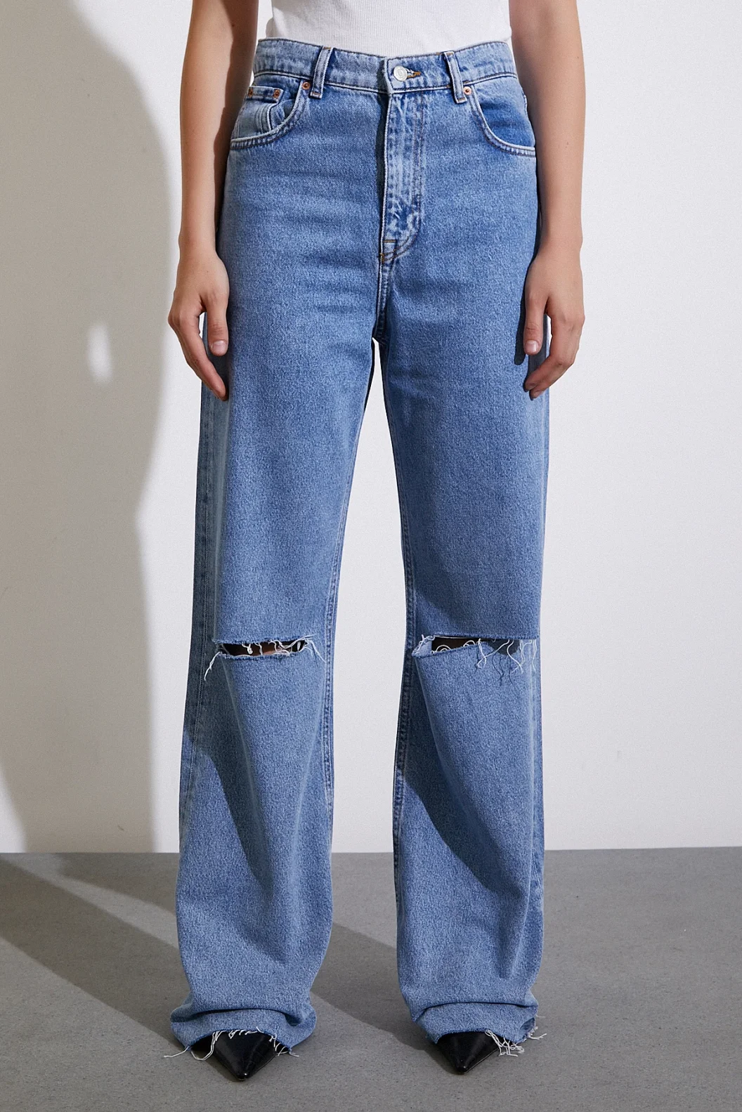 Zerrissene Detail geschnittenen Cropped-Jeans in Blau
