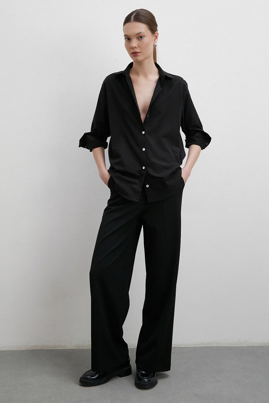 قميص قطني بياقة V سوداء