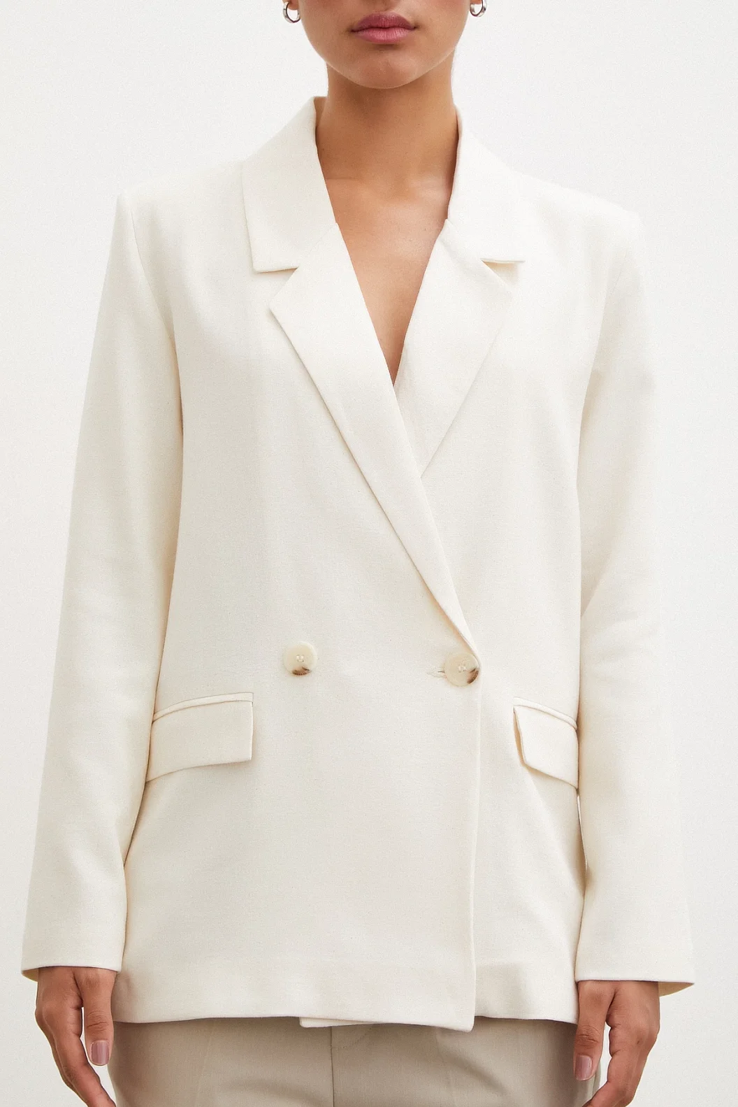 الستر بليزر مزدوج الأزرار من الكتان بلون الإكرو