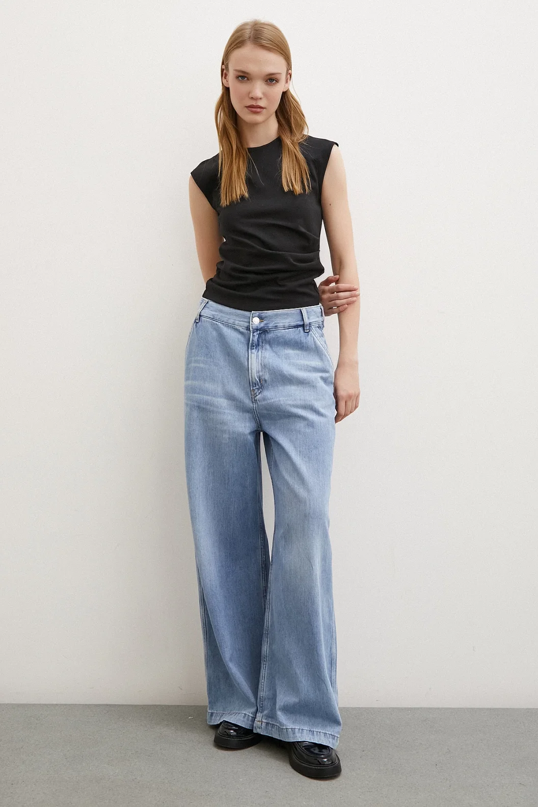 الجينز بخصر عالي واسع الساق بلون الجليدي