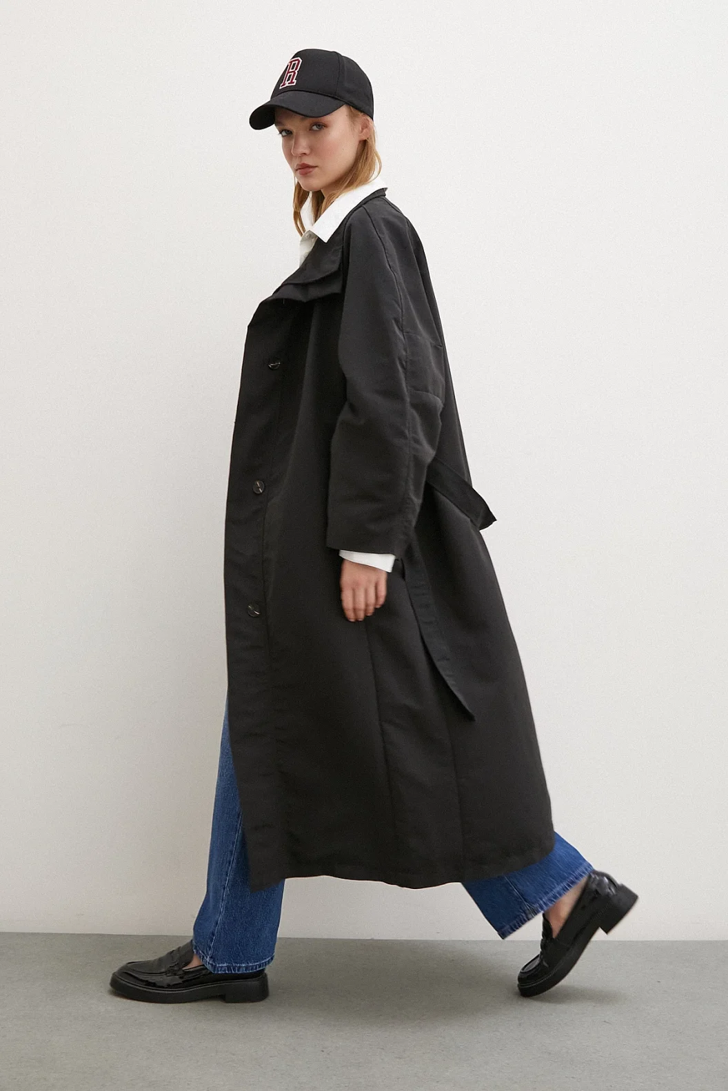Schwarzer Trenchcoat mit Taschen