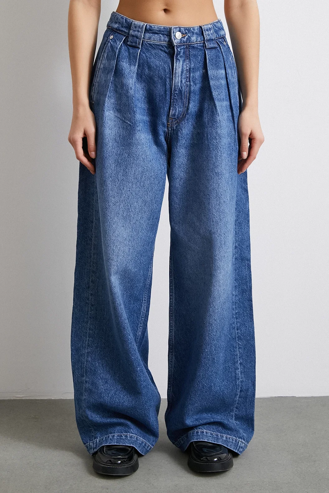 بنطلون جينز واسع المنطقة بخصر عالي لون أزرق