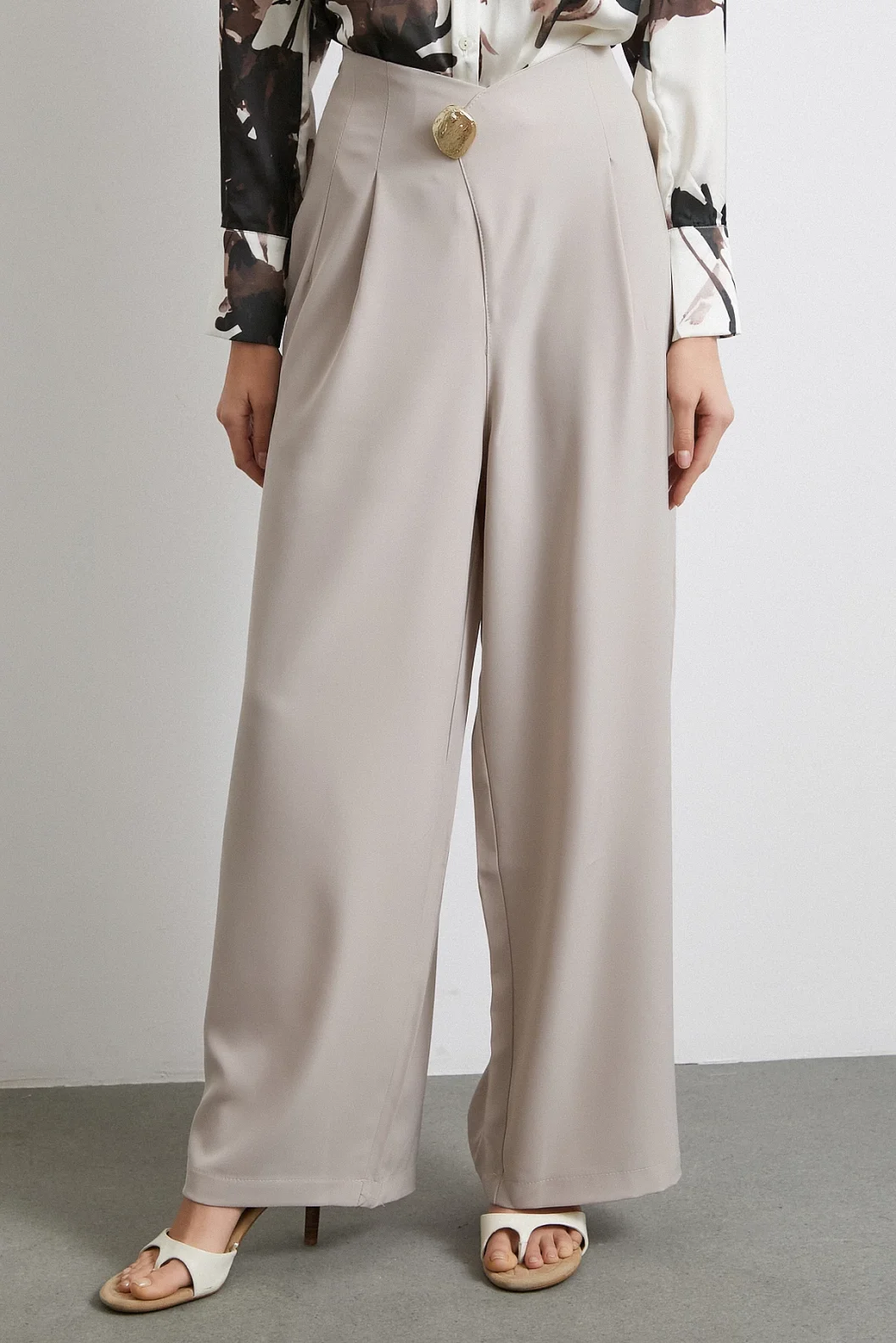 بنطلون بيج بتفاصيل أزرار وجيوب بقصة مستقيمة