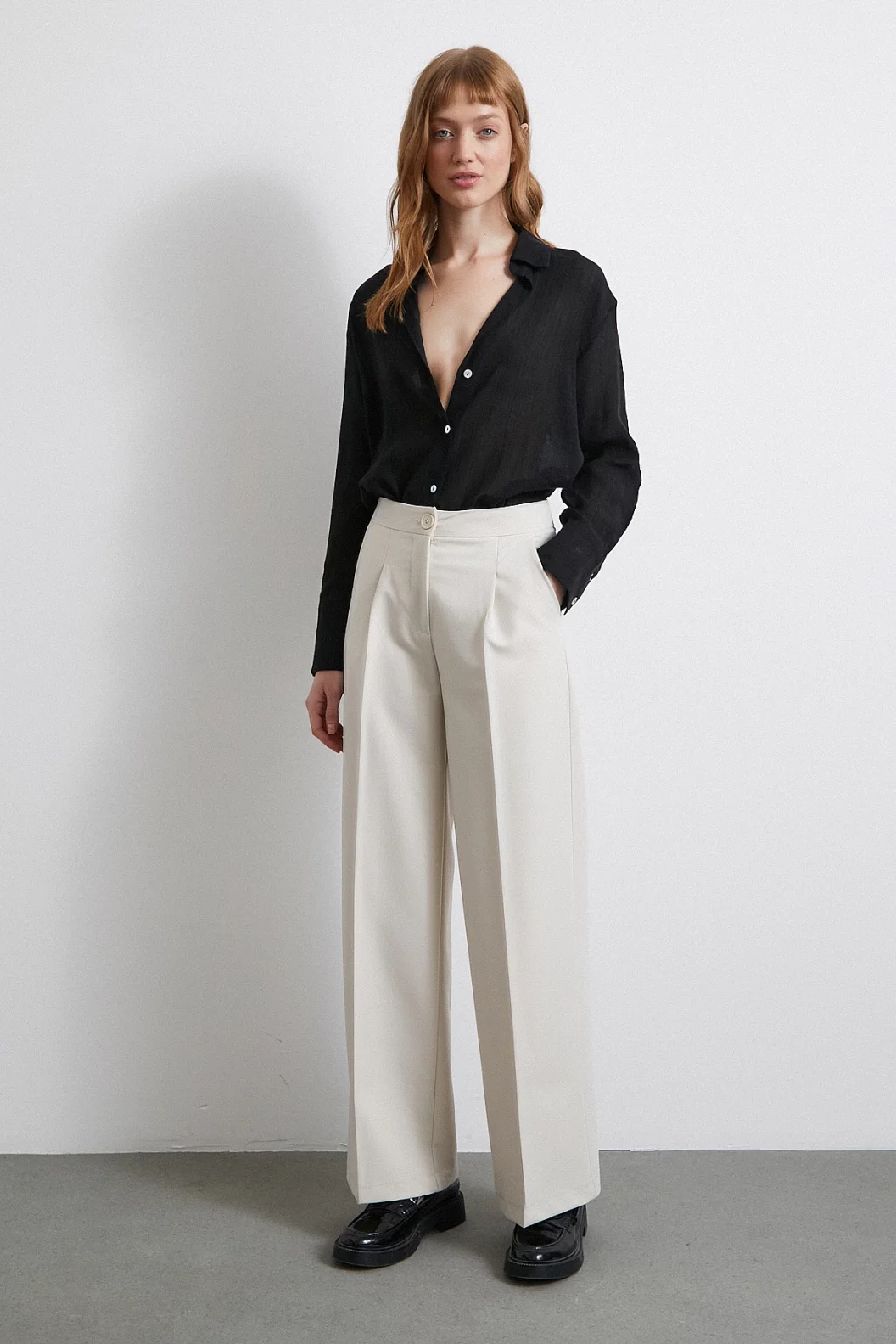 Erhaben gestreifte Satinbluse Schwarz