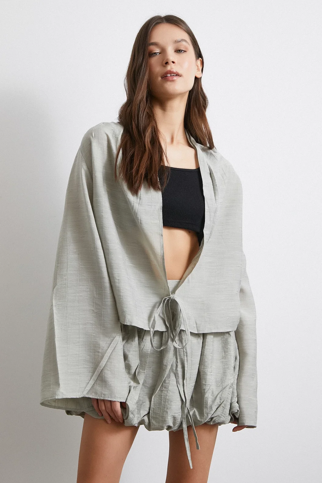 قميص واسع بأكمام طويلة مربوط من الأمام