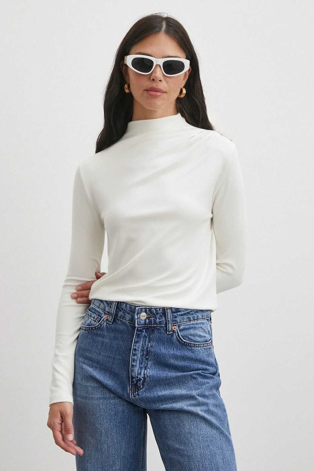 Omzu Pileli Boğazlı Bluz Beyaz