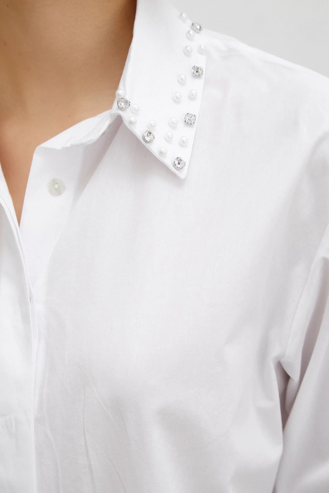 قميص بوبلين أبيض مع قلادة الياقة