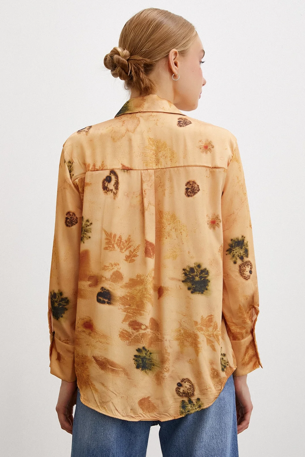 قميص ساتان مطبوع باللون السلمون