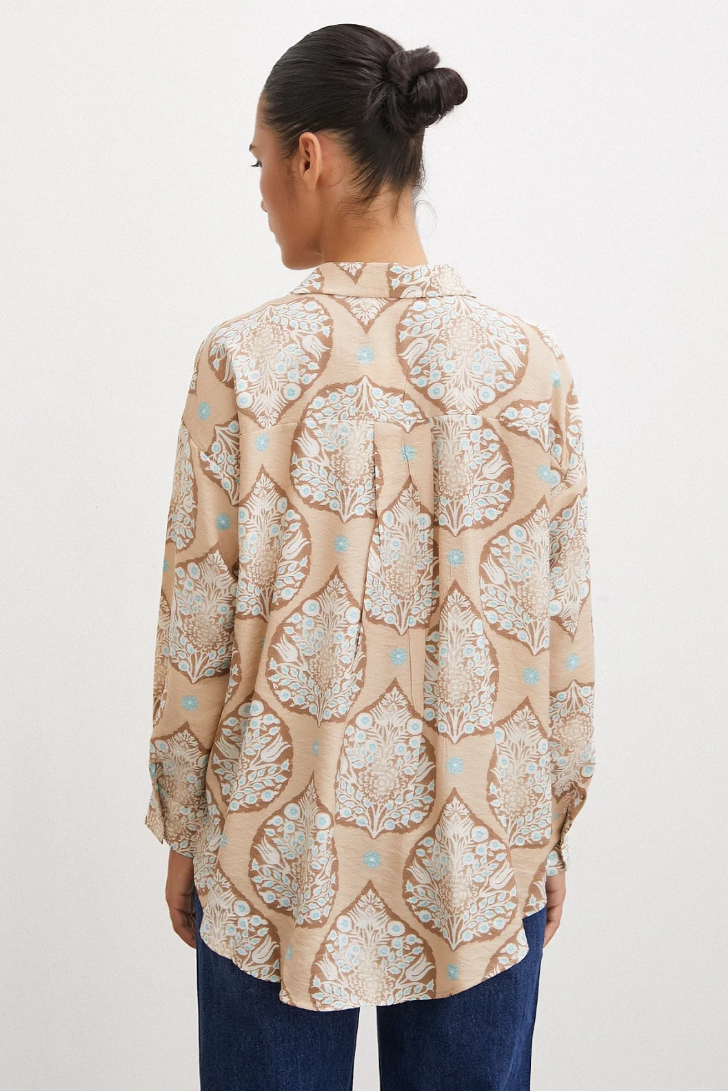 قميص نسائي بنقشة الخزف باللون البني