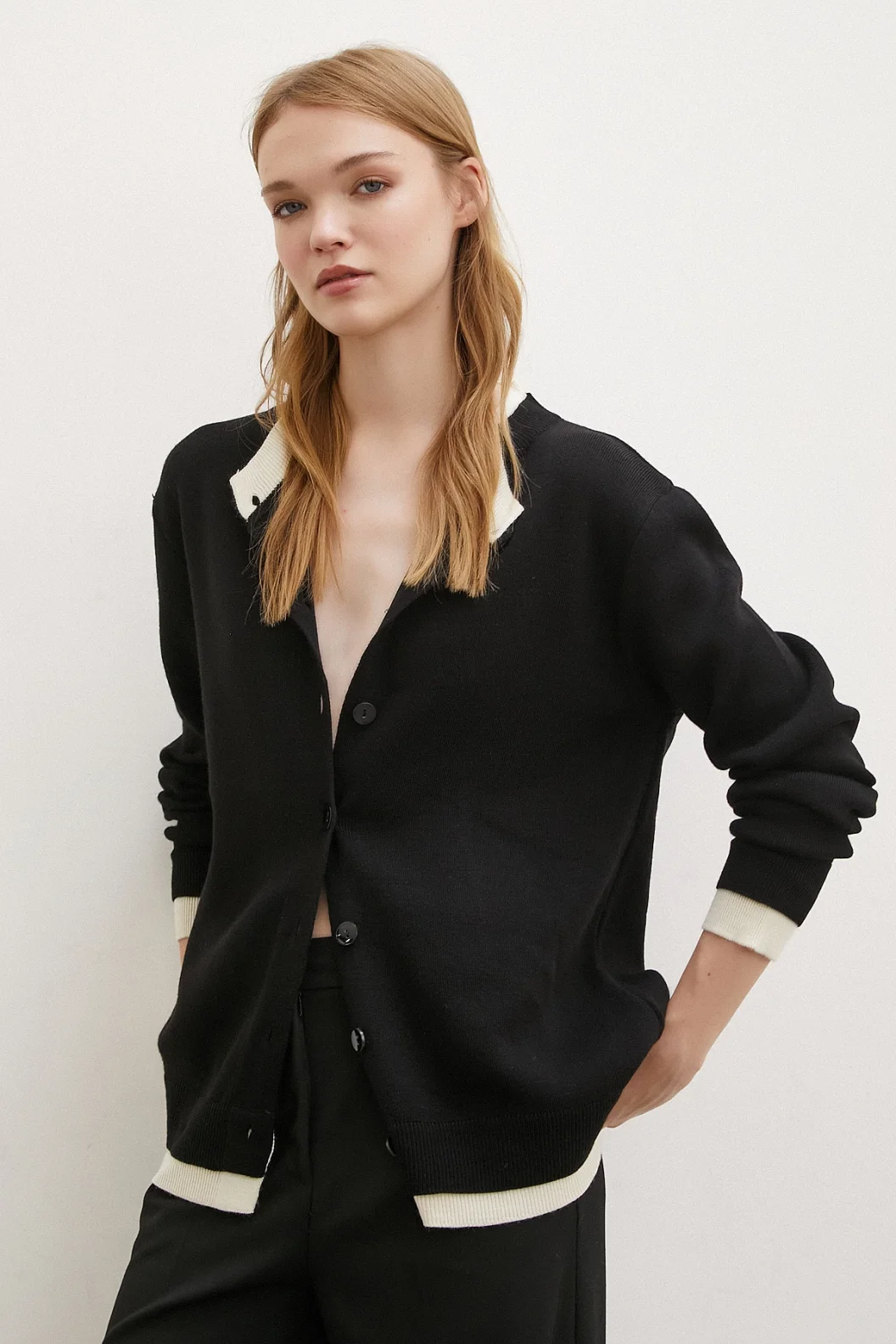 Schwarze Strickjacke mit doppeltem Kragen und Knöpfen