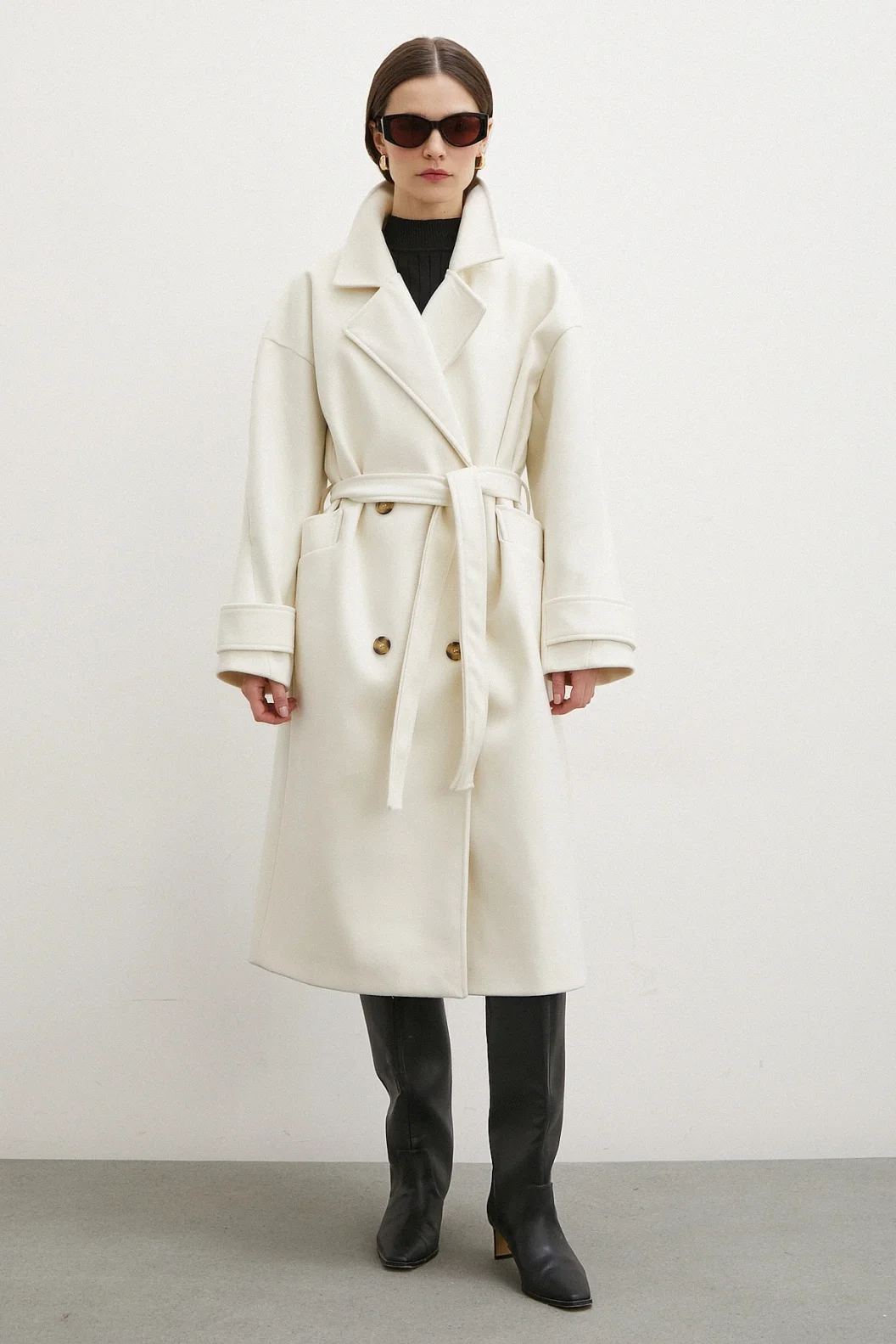 معطف بتفاصيل الأكمام المنتفخة والياقة المستديرة باللون العاج