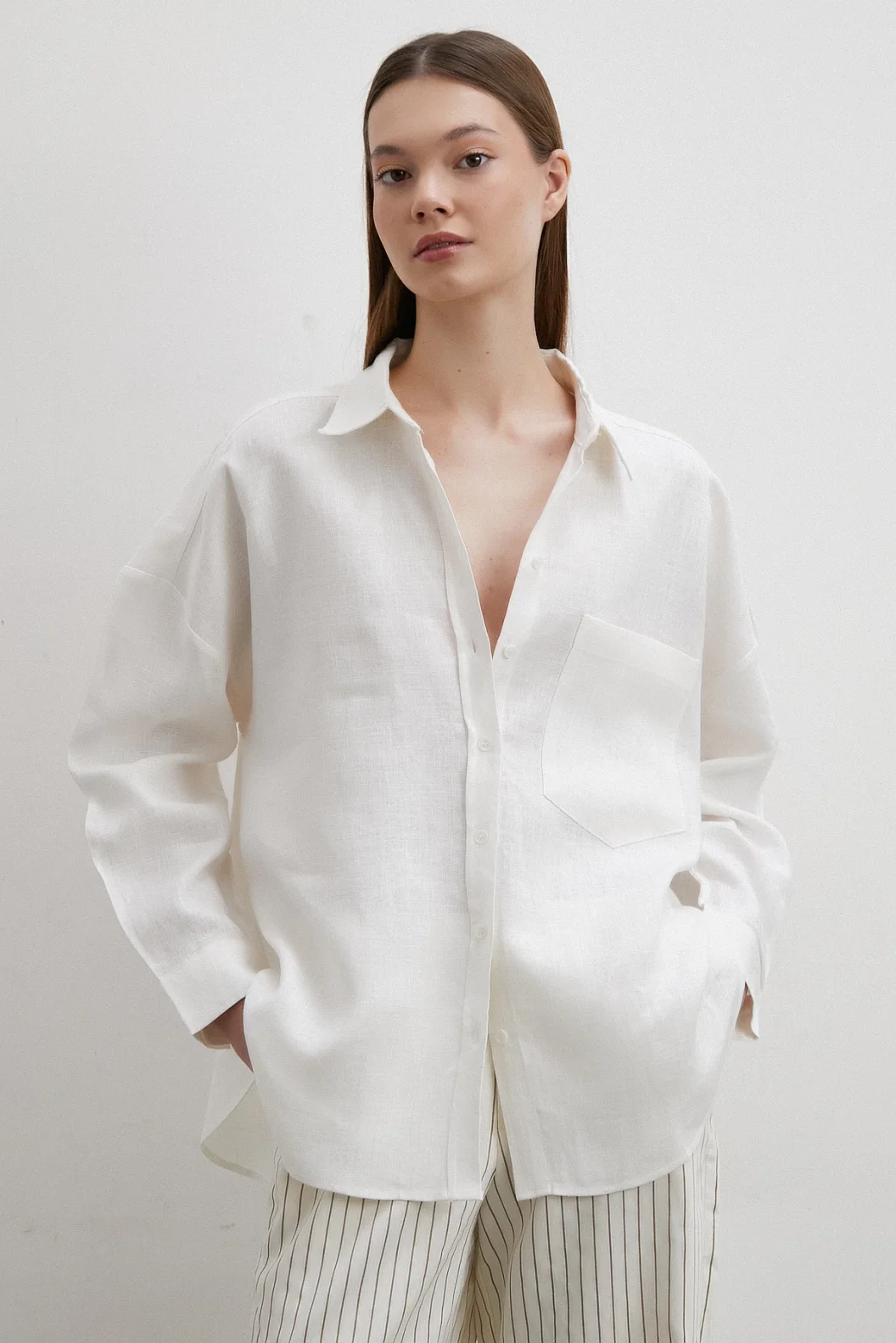 قميص كتان حقيبة مزين بأسماك على اللون العاجي