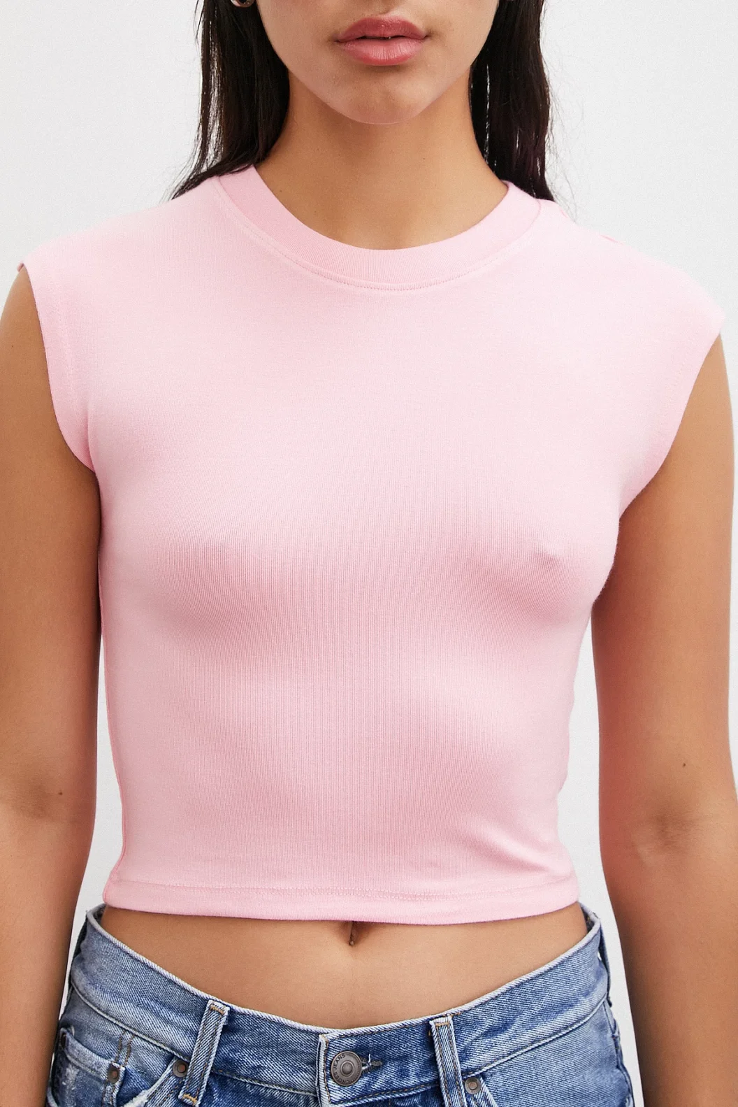 قميص بأكمام قصيرة بلون وردي