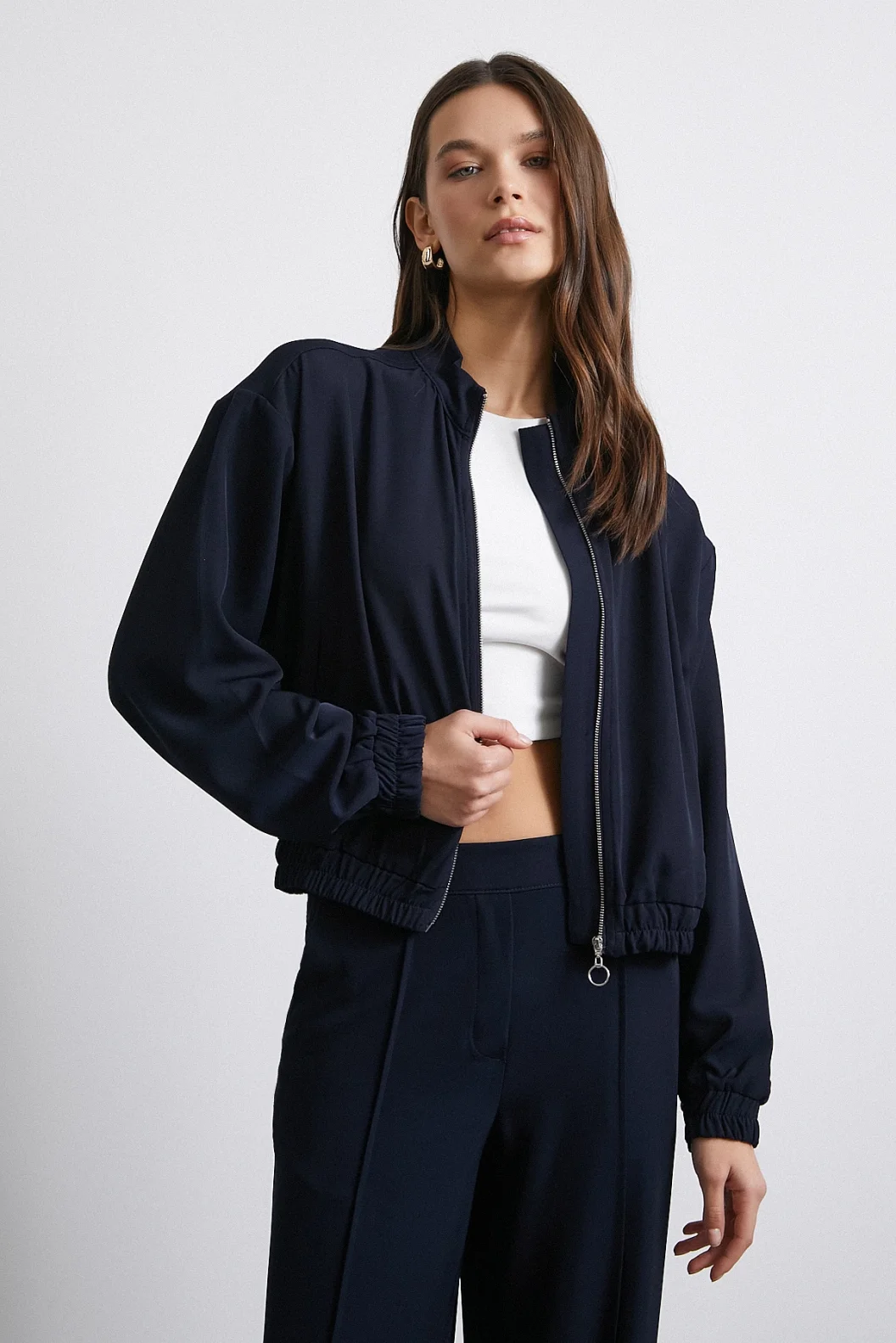 جاكيت قنبلة لونه أزرق غامق