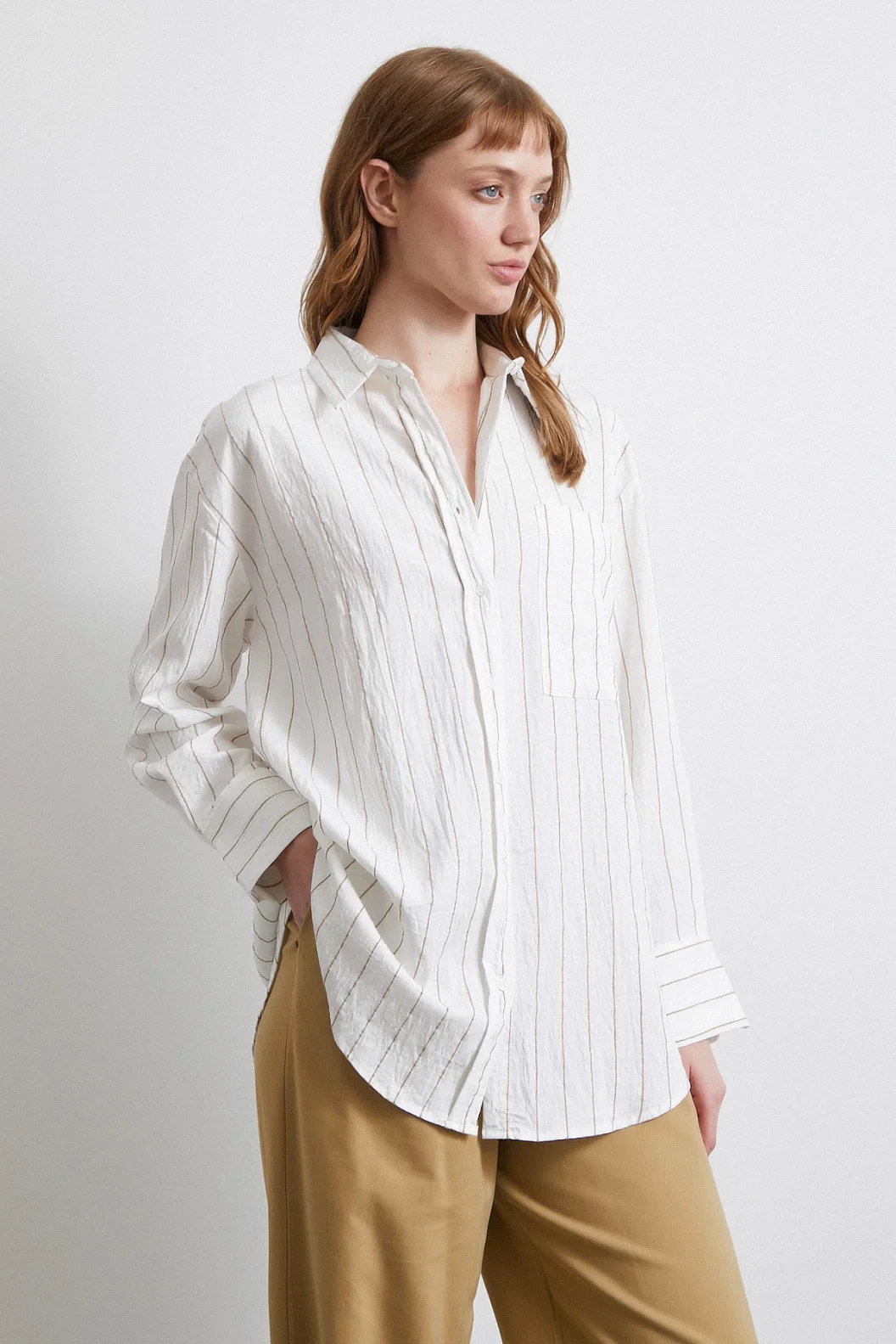 قميص مخطط بجيب بيج