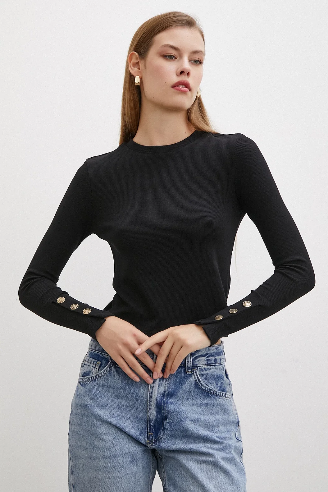 قميص أسود بأزرار على الذراع