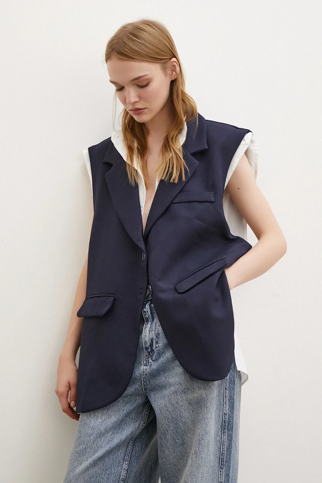 قميص بست نفسي مزين بياقة حاكمة لونه أزرق داكن