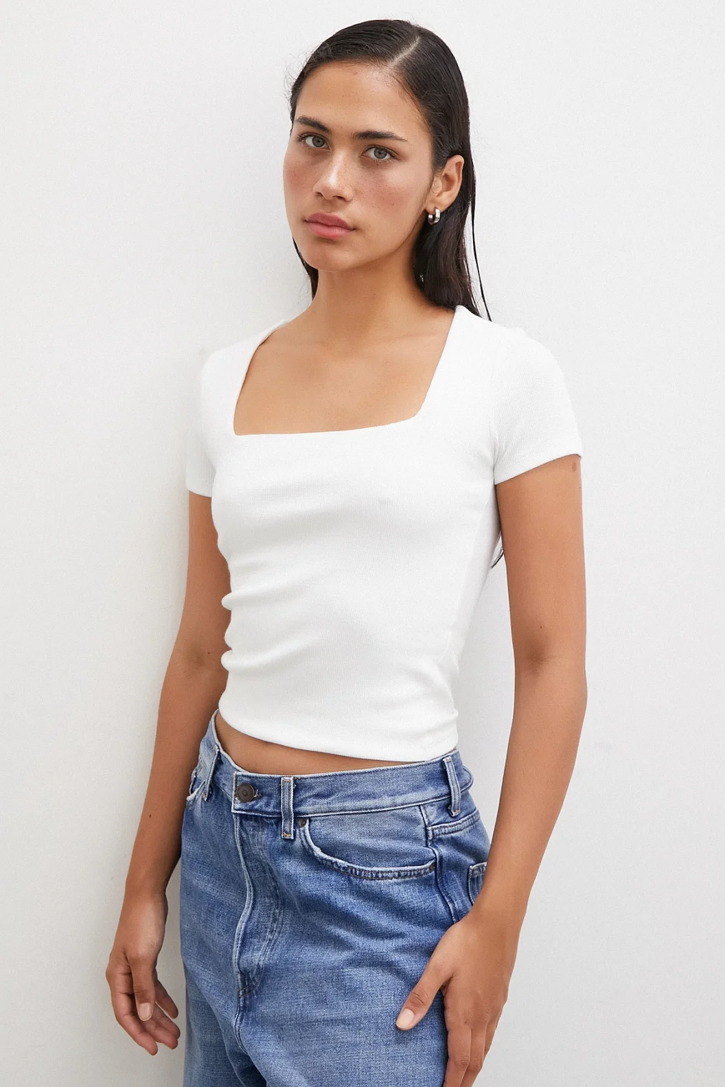 قميص أبيض بياقة مربعة