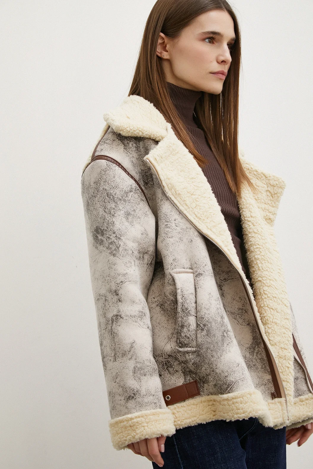 معطف رفيع مبطن باللون البني