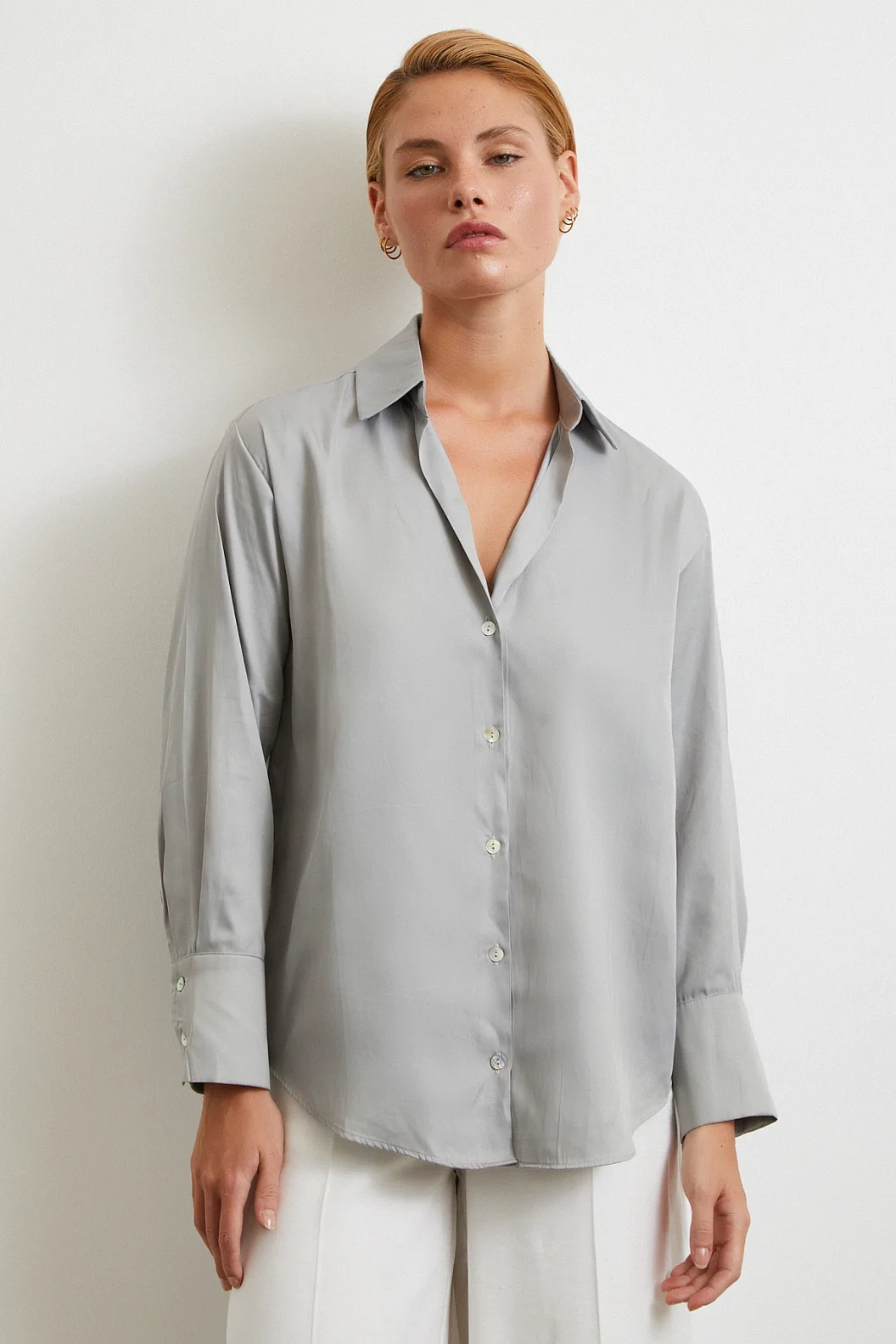 قميص بنمط قطري رمادي