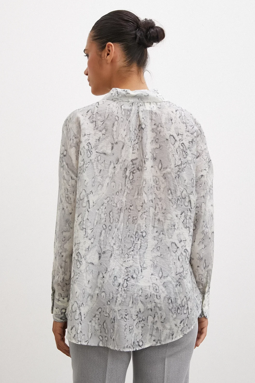 قميص بنمط قطرات رمادي