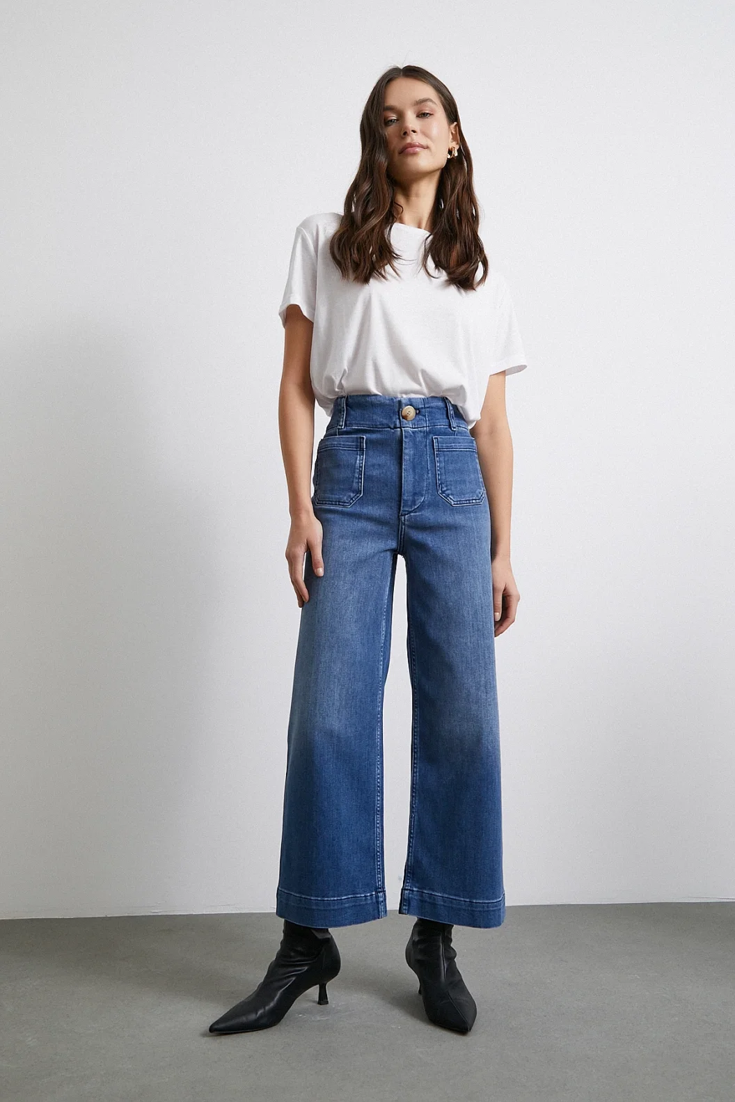 بنطلون بقصة واسعة مع تفاصيل الهاتف المحمول والأزرار أزرق