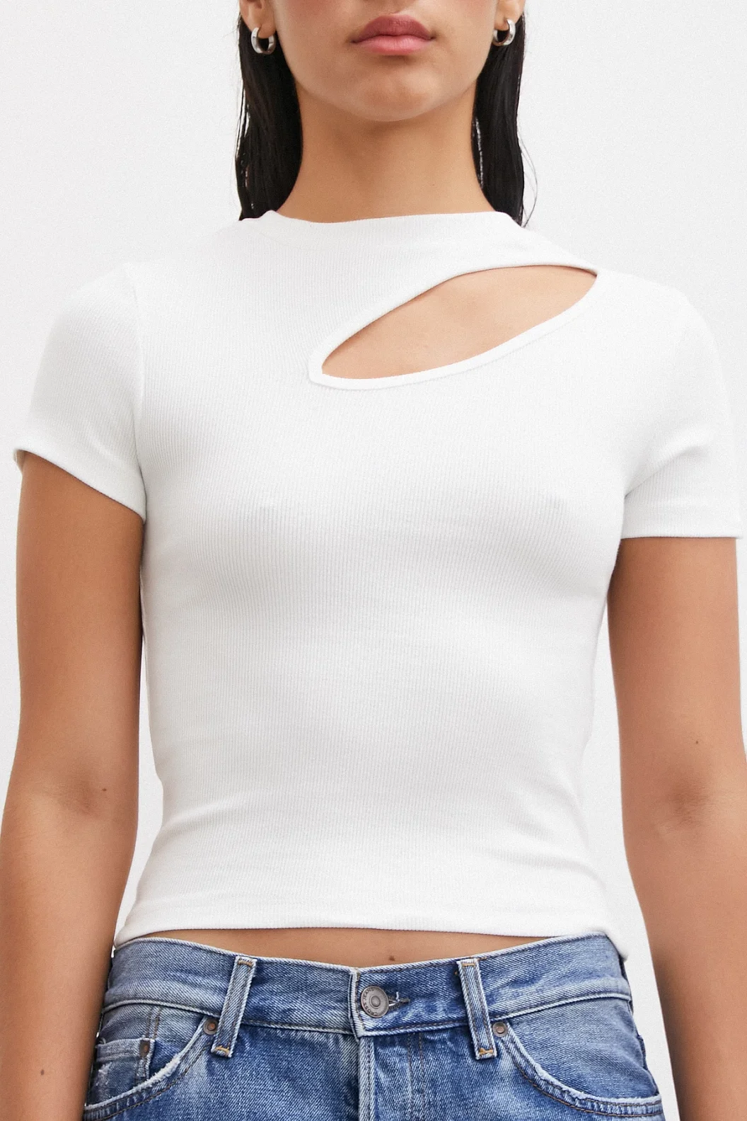 البلوزة البيضاء بدون أكمام