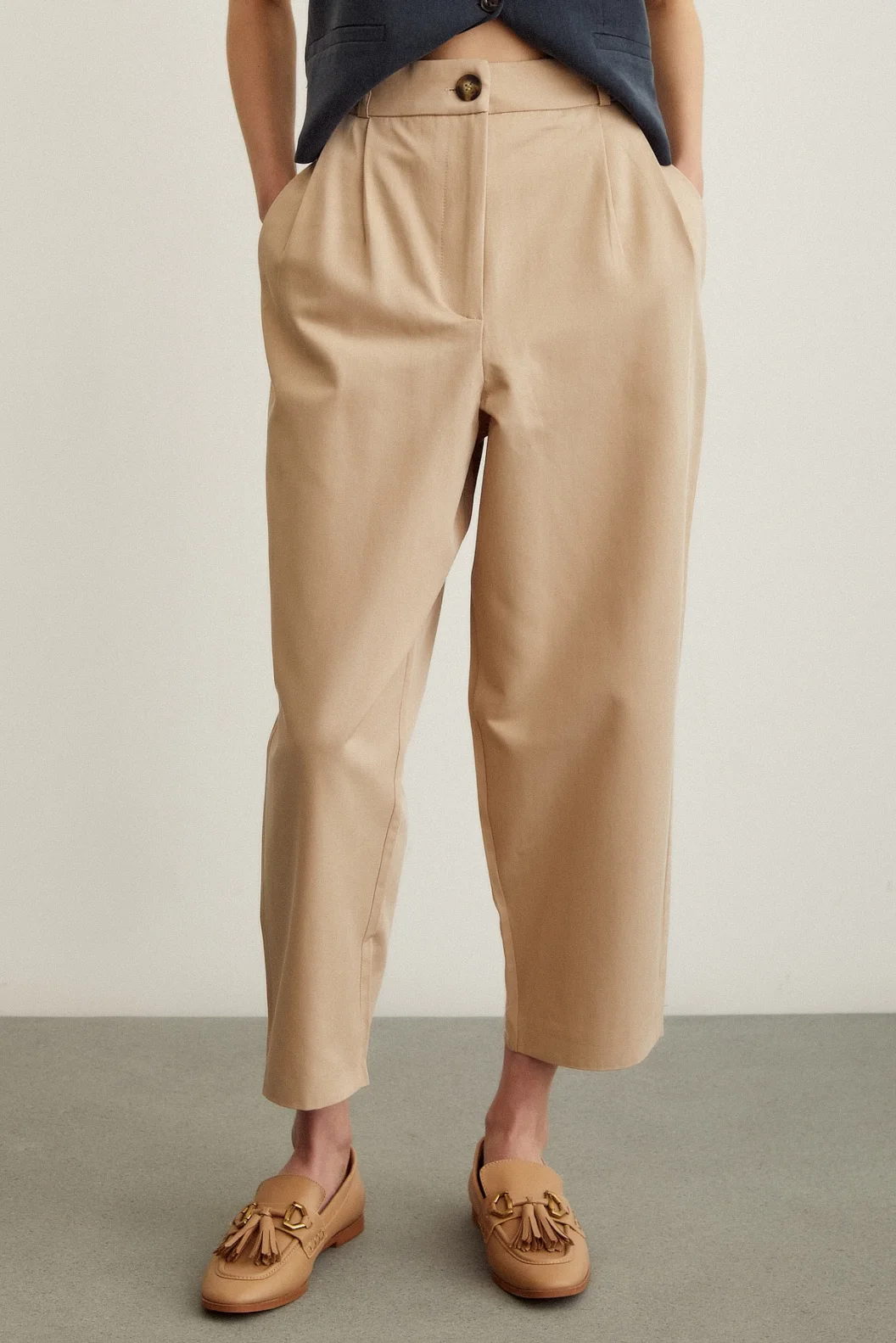 السروال متعدد الجيوب الأمامية بلون البيج