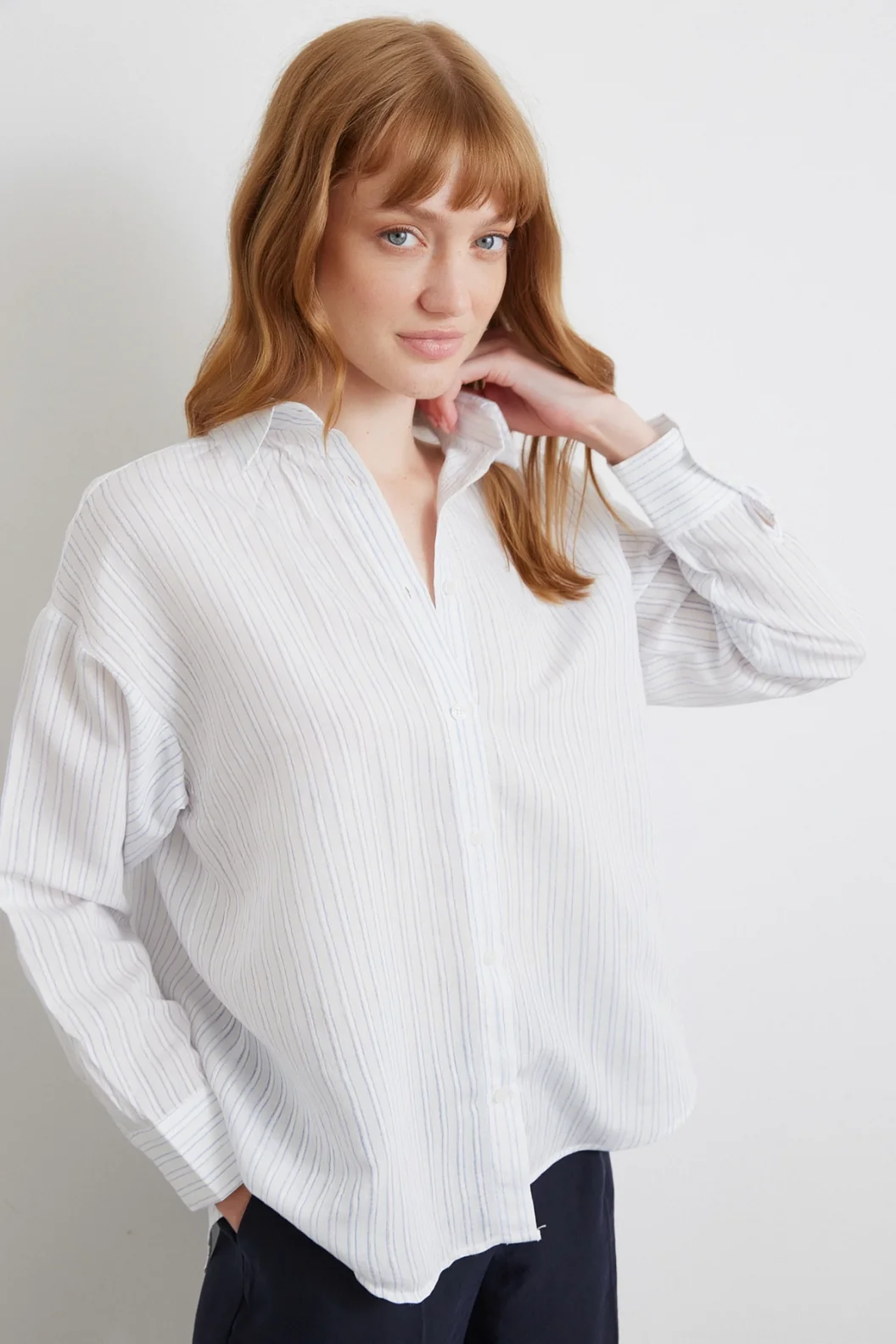 قميص مخطط متماثل أزرق