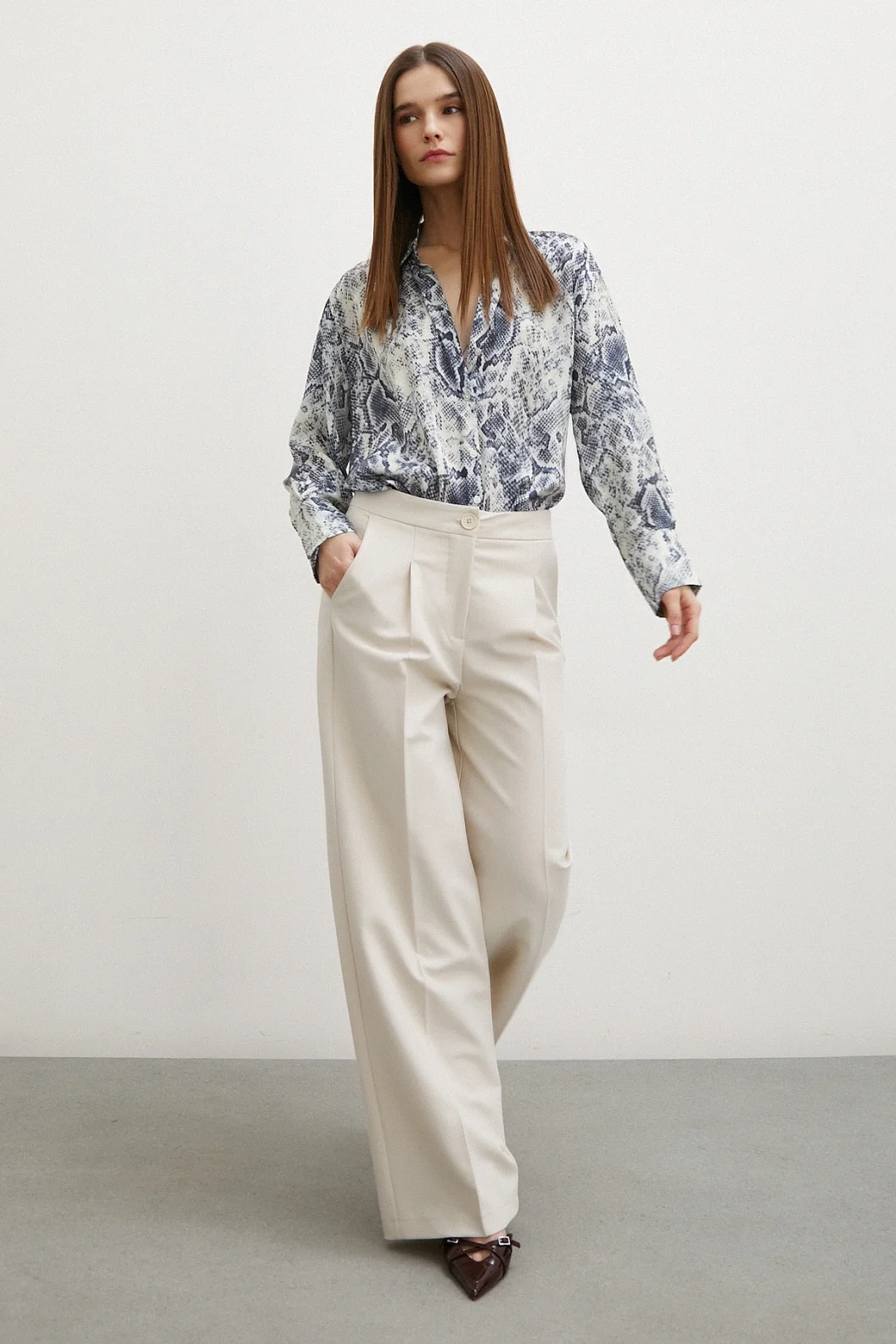 قميص حرير رمادي بنقشة ثعبان