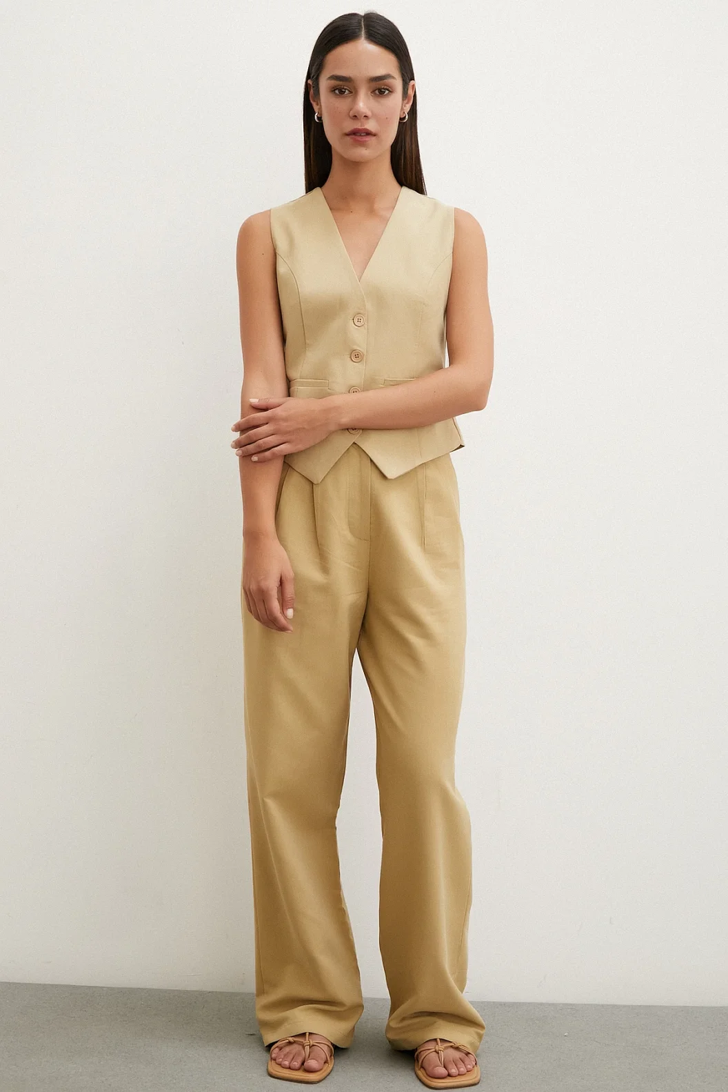 بنطلون قطني بخصر عالي وأساور أنبوبية باللون الجملي