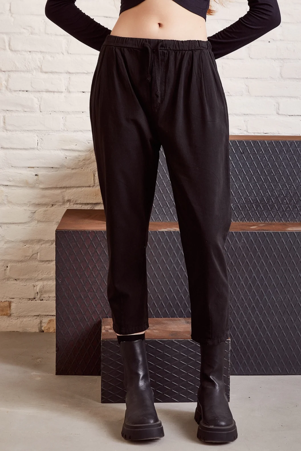 بنطلون قطن غاباردين فضفاض بحزام أسود