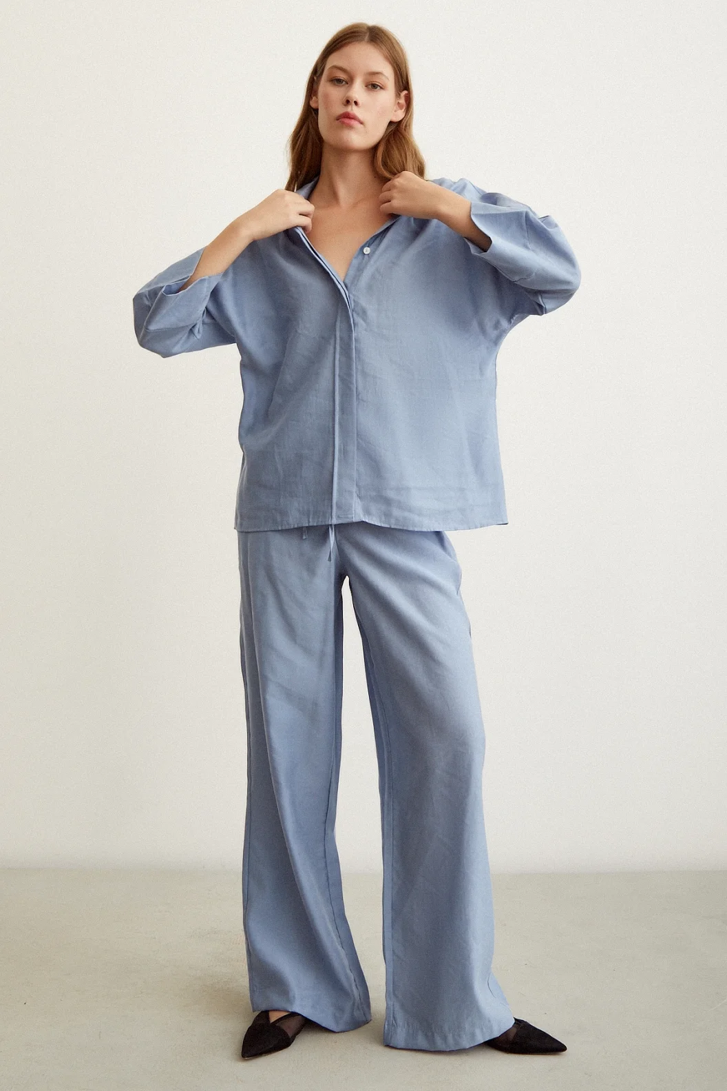 قميص كتان أزرق بأكمام خفاشية