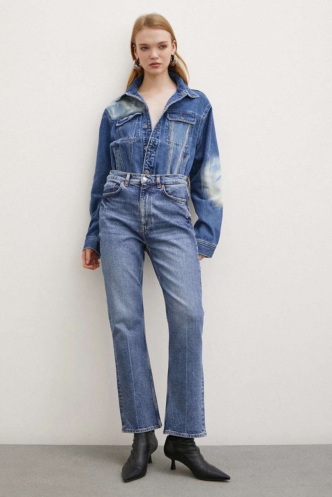 بنطلون جينز بخصر عالٍ وأساور أنبوبية بلون أزرق