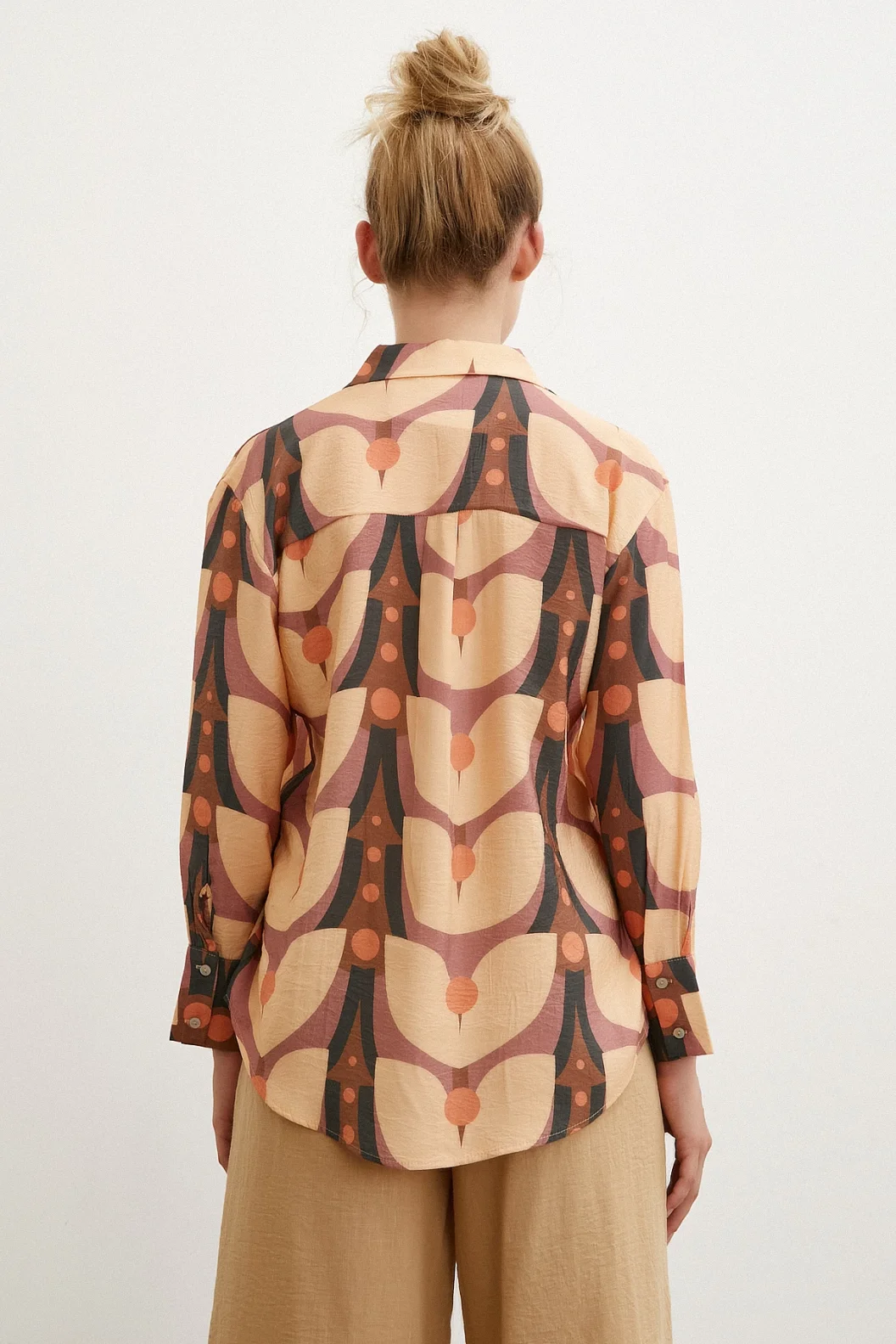 Bedrucktes V-Ausschnitt Modalhemd Kamel