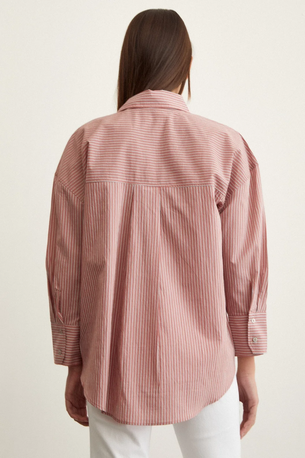 قميص رجالي كبير المقاس مخطط بلون وردي فاتح