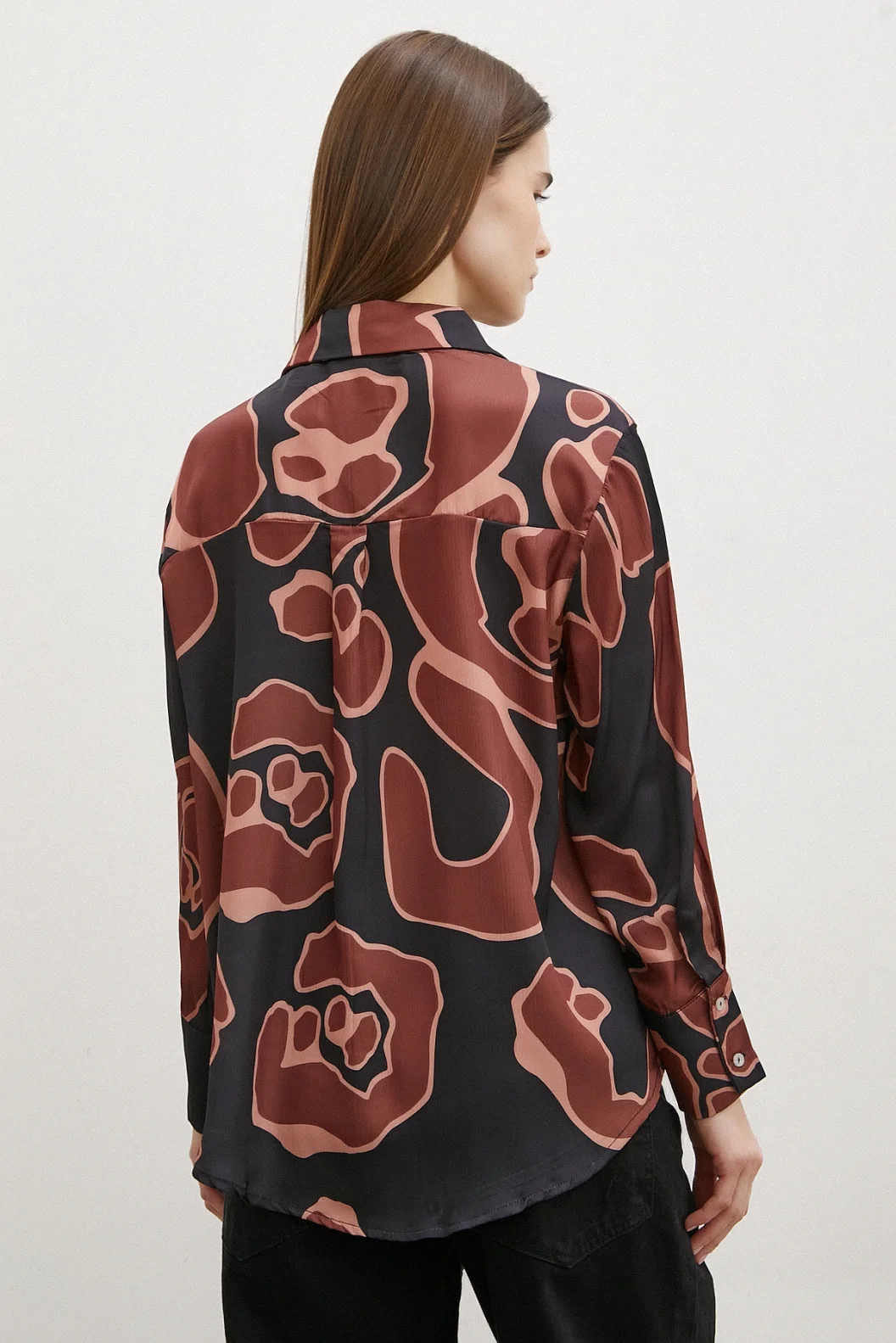 قميص حرير مطبوع باللون البني