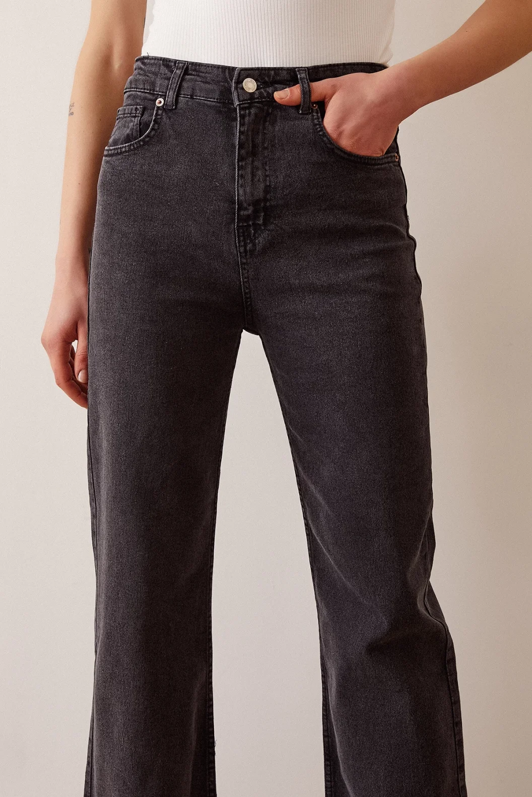 Schmale High-Waist-Jeans mit abgeschnittenem Saum Schwarz