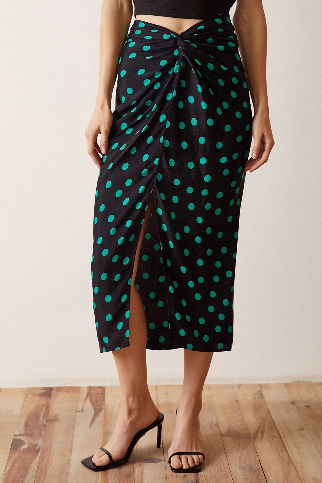 تنورة مخططة بأزرار بلون أخضر داكن