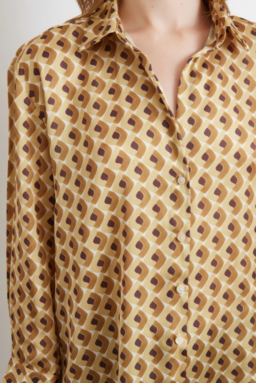 Geometrisches gemustertes Satinhemd in Beige