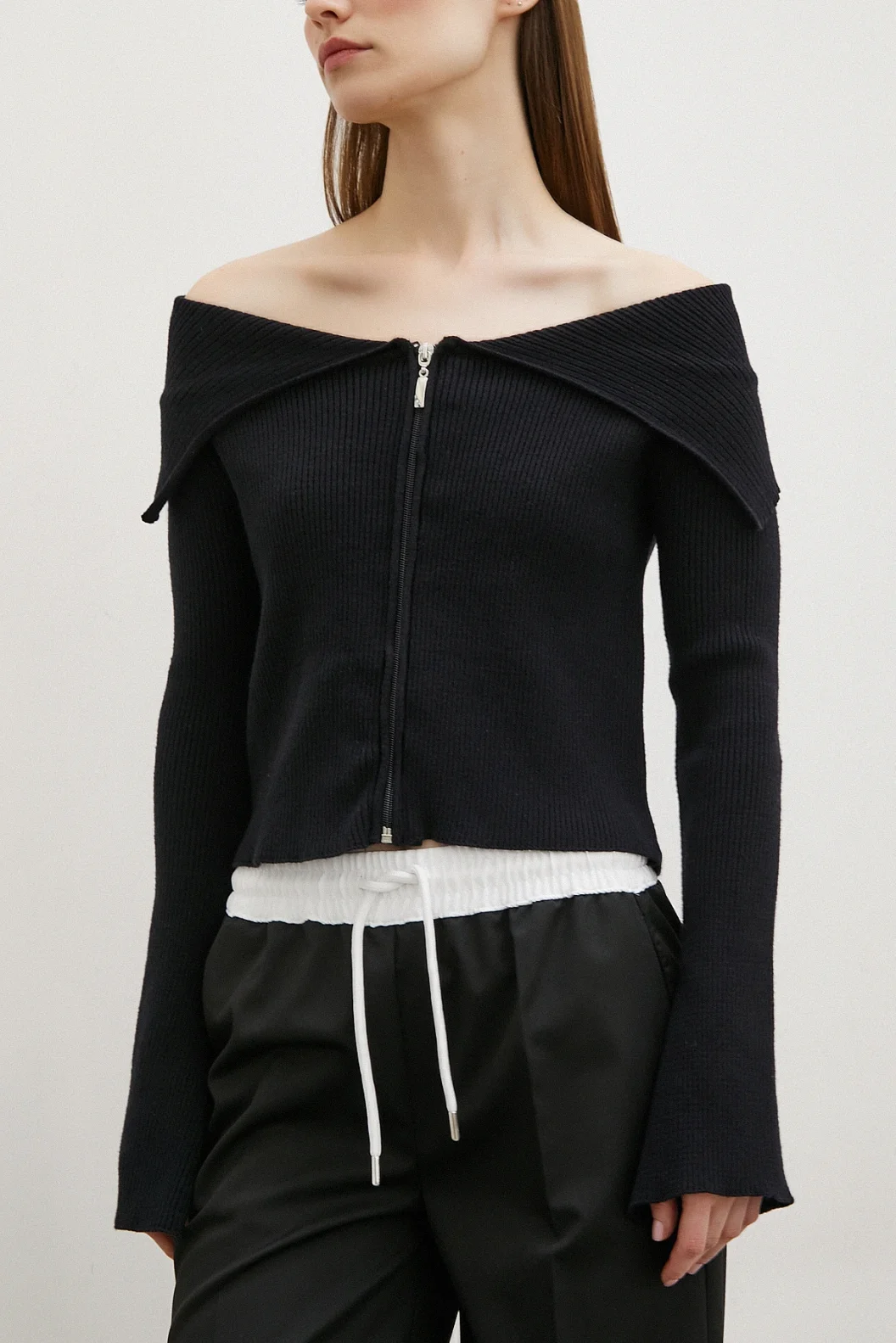 قميص عنق حريري أسود مع سحّاب