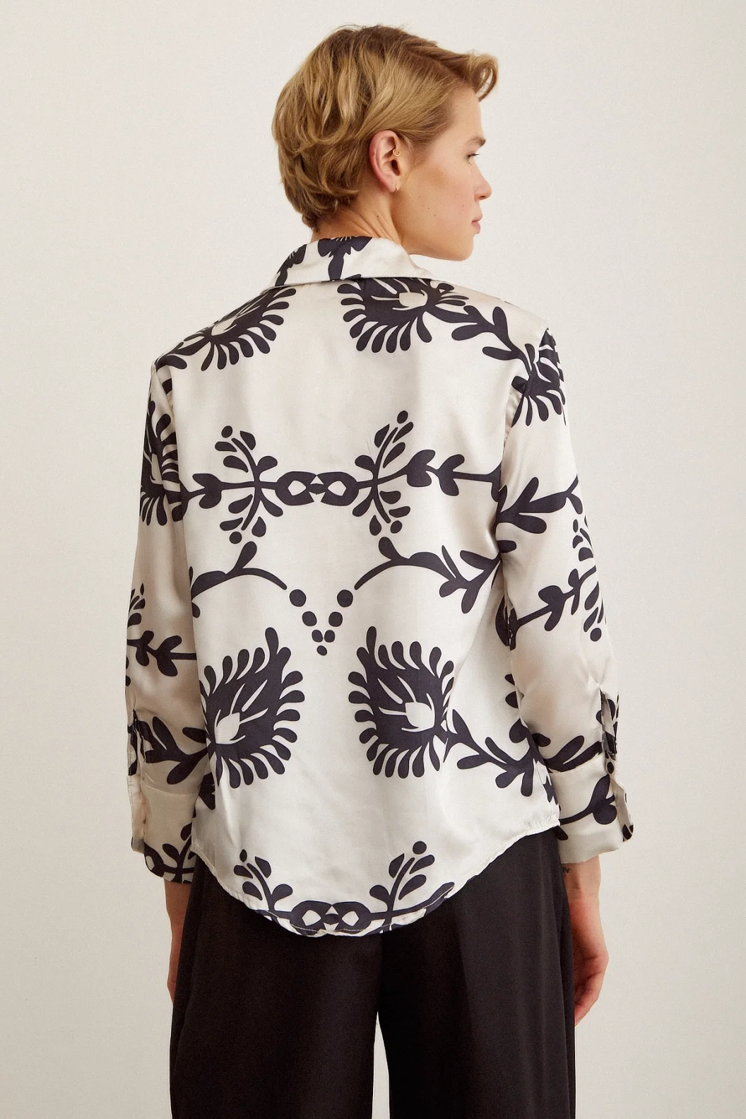 قميص ساتان مطبوع أسود