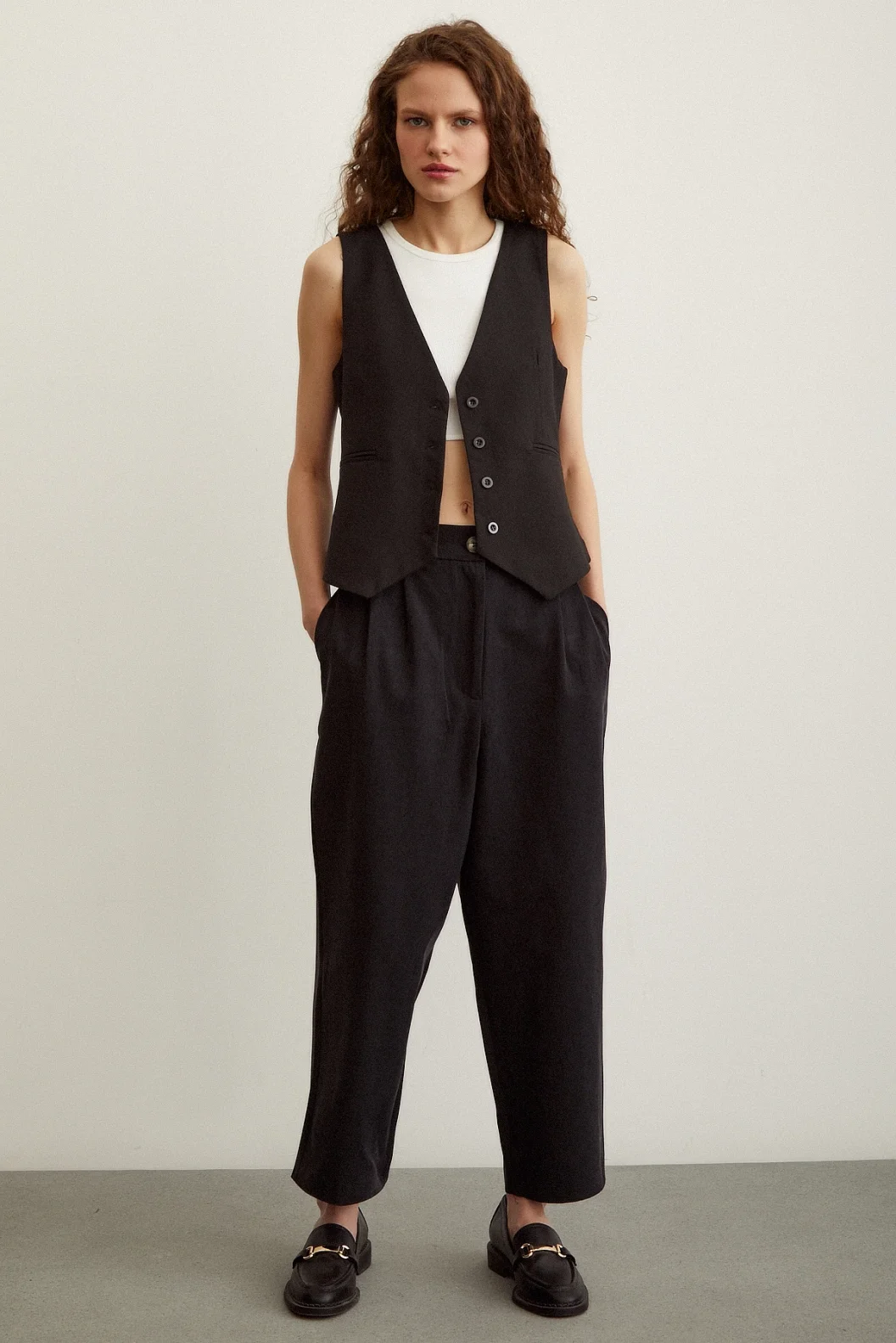 السروال الأسود ذو الجيب المزدوج من الأمام