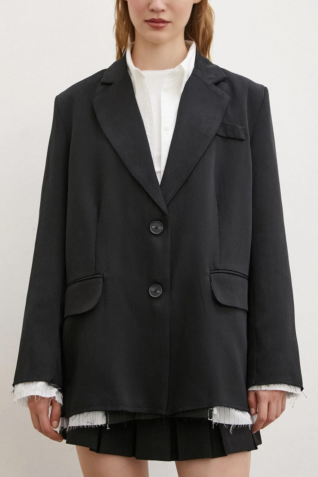 جاكيت نسائي بقصة كلاسيكية وأزرار، بلون أسود