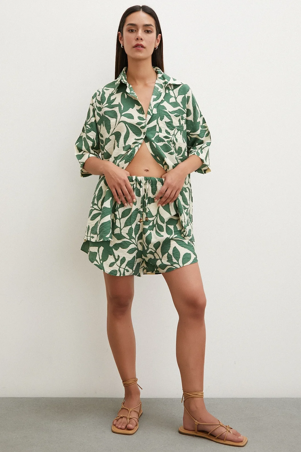 مجموعة بشورت بنقشة أوراق خضراء